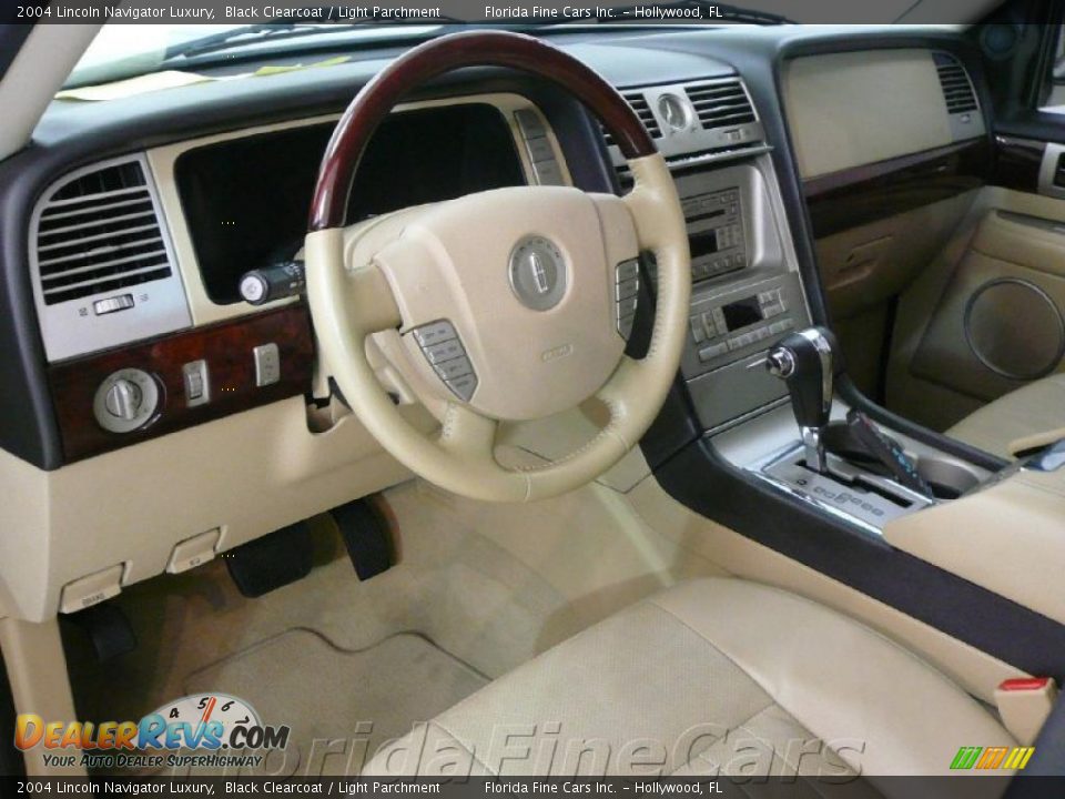 2004 Lincoln Navigator Luxury Black Clearcoat / Light Parchment Photo #9