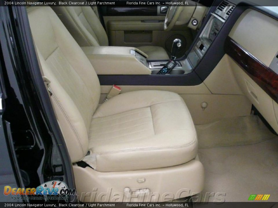 2004 Lincoln Navigator Luxury Black Clearcoat / Light Parchment Photo #10