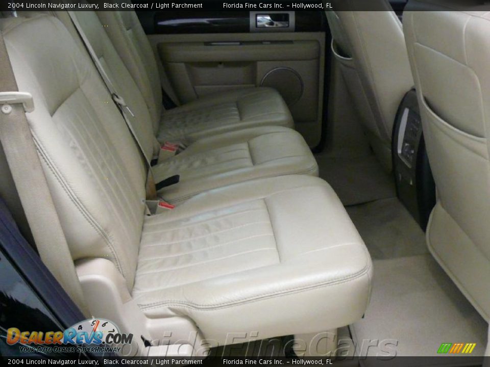 2004 Lincoln Navigator Luxury Black Clearcoat / Light Parchment Photo #11