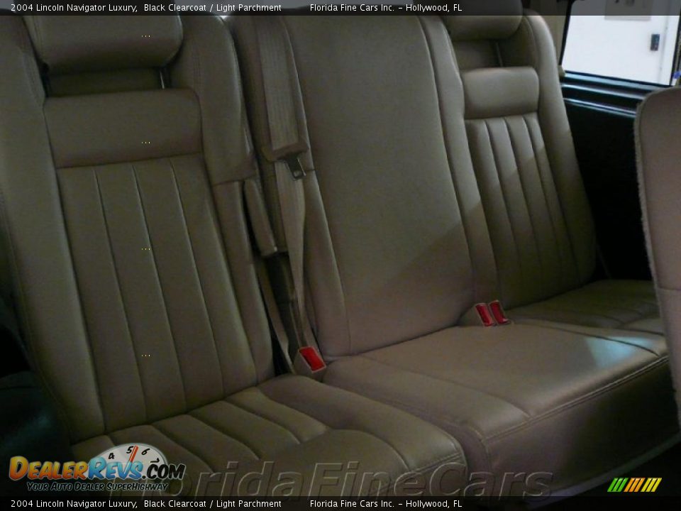 2004 Lincoln Navigator Luxury Black Clearcoat / Light Parchment Photo #13