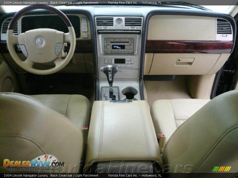 2004 Lincoln Navigator Luxury Black Clearcoat / Light Parchment Photo #15