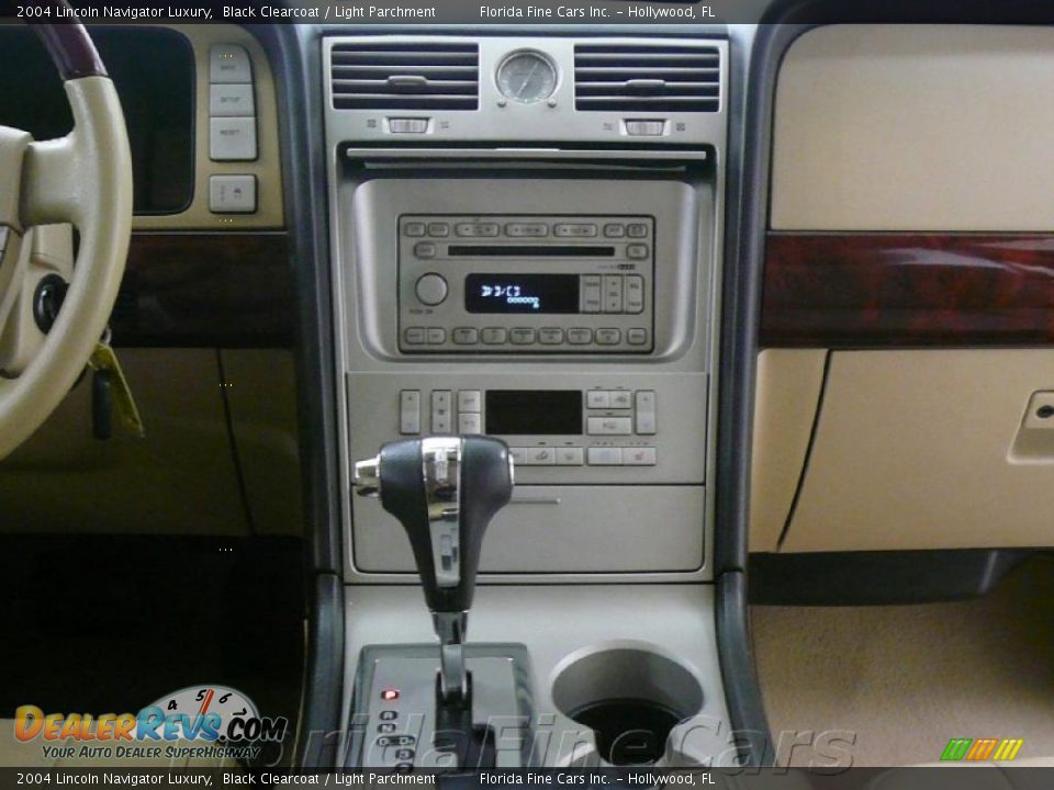 2004 Lincoln Navigator Luxury Black Clearcoat / Light Parchment Photo #16
