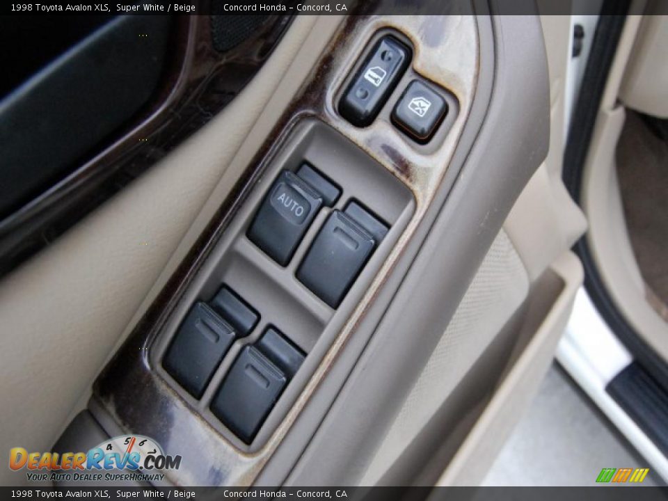 1998 Toyota Avalon XLS Super White / Beige Photo #17