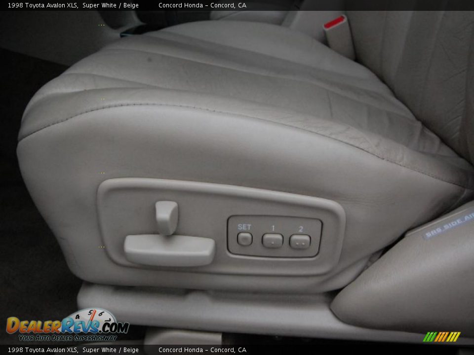 1998 Toyota Avalon XLS Super White / Beige Photo #18