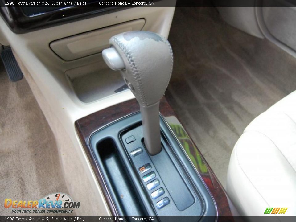 1998 Toyota Avalon XLS Super White / Beige Photo #21