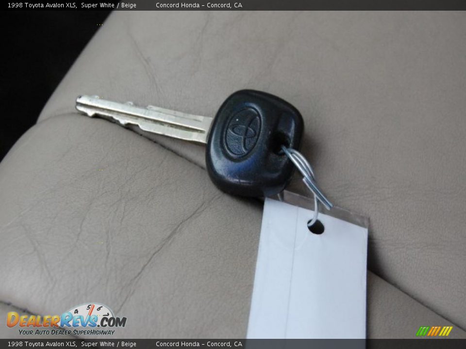 1998 Toyota Avalon XLS Super White / Beige Photo #28