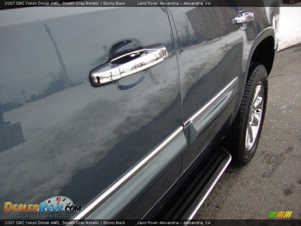 2007 GMC Yukon Denali AWD Stealth Gray Metallic / Ebony Black Photo #2
