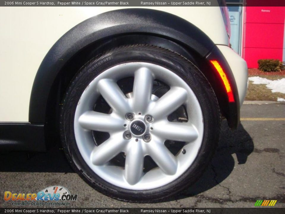 2006 Mini Cooper S Hardtop Pepper White / Space Gray/Panther Black Photo #24