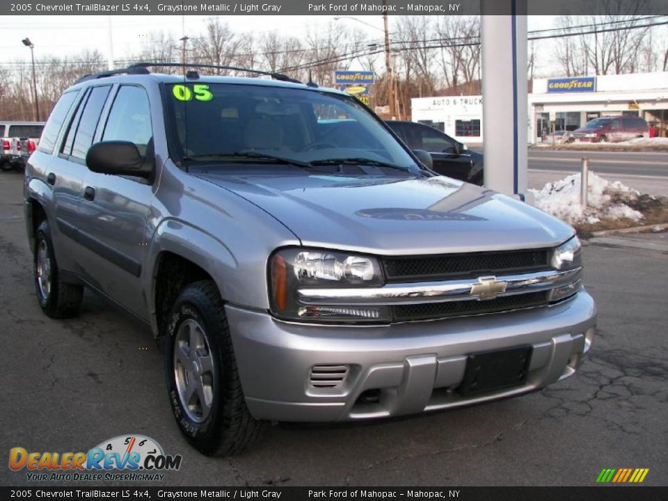 2005 Chevrolet TrailBlazer LS 4x4 Graystone Metallic / Light Gray Photo #1