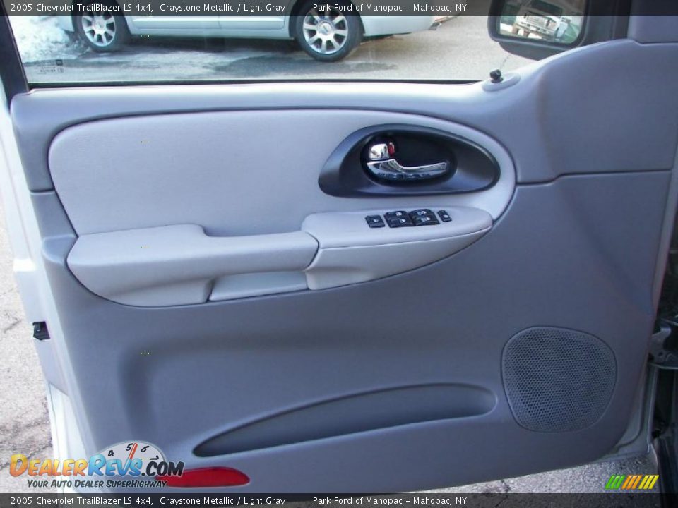2005 Chevrolet TrailBlazer LS 4x4 Graystone Metallic / Light Gray Photo #12