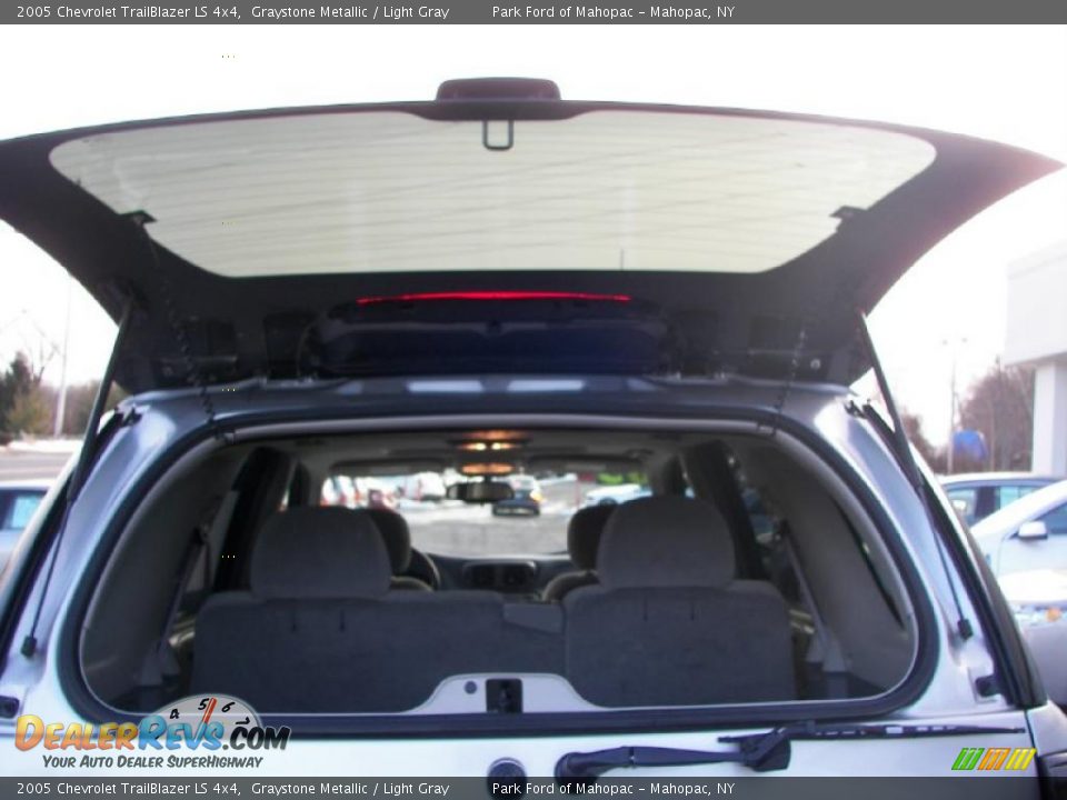 2005 Chevrolet TrailBlazer LS 4x4 Graystone Metallic / Light Gray Photo #22