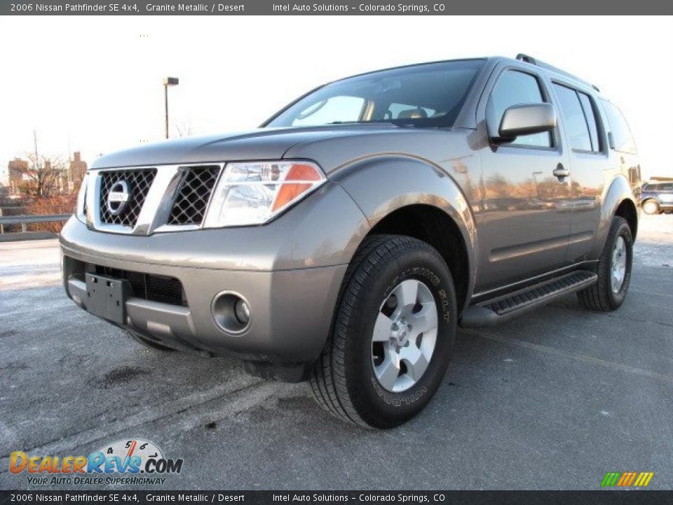 2006 Nissan Pathfinder SE 4x4 Granite Metallic / Desert Photo #1