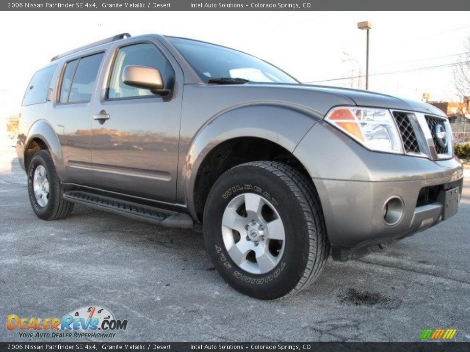 2006 Nissan Pathfinder SE 4x4 Granite Metallic / Desert Photo #2