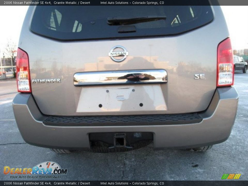 2006 Nissan Pathfinder SE 4x4 Granite Metallic / Desert Photo #3