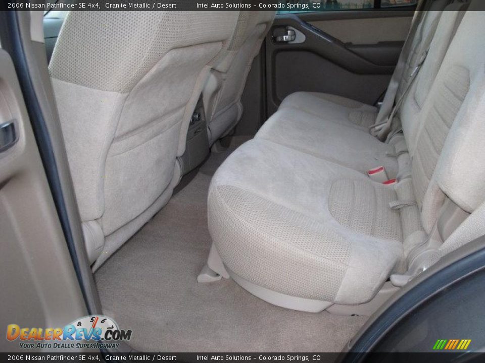 2006 Nissan Pathfinder SE 4x4 Granite Metallic / Desert Photo #19