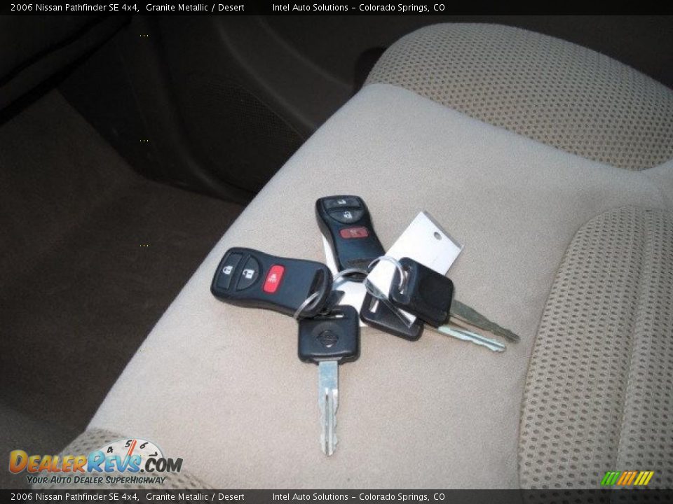 2006 Nissan Pathfinder SE 4x4 Granite Metallic / Desert Photo #24