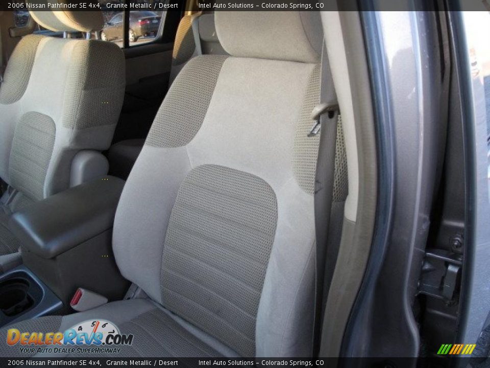 2006 Nissan Pathfinder SE 4x4 Granite Metallic / Desert Photo #25