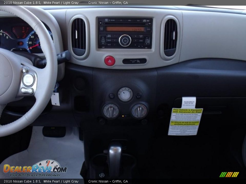 2010 Nissan Cube 1.8 S White Pearl / Light Gray Photo #11