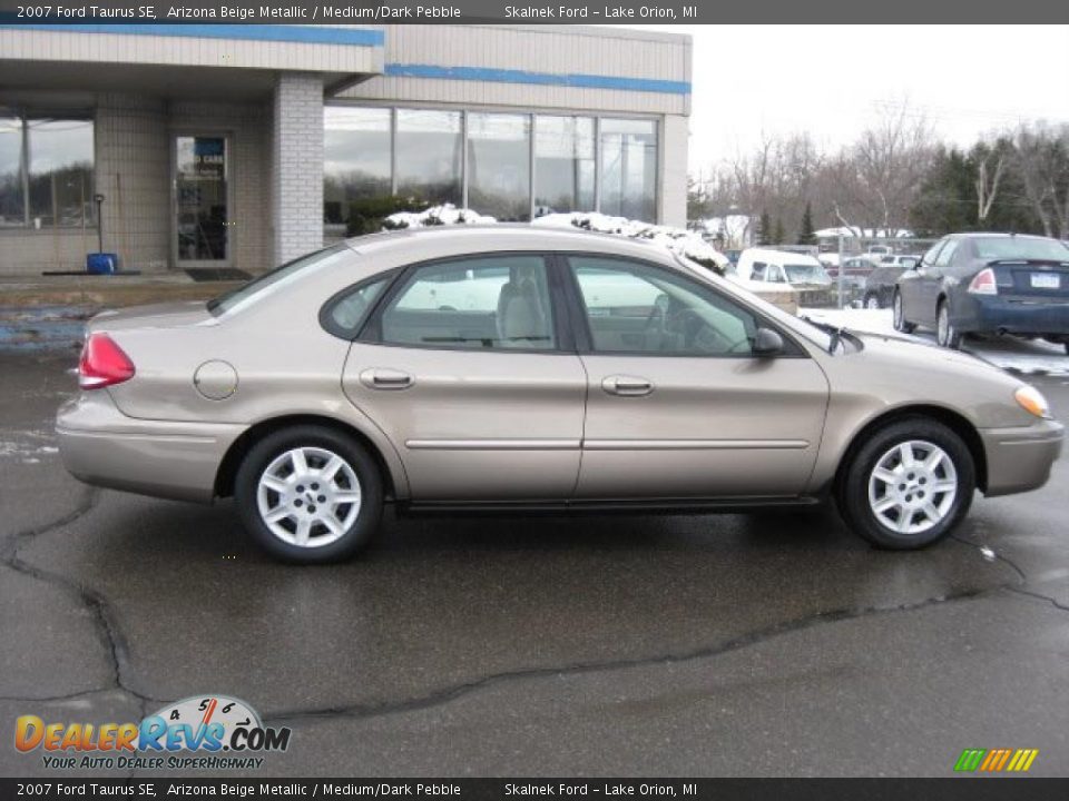 2007 Ford Taurus SE Arizona Beige Metallic / Medium/Dark Pebble Photo #2