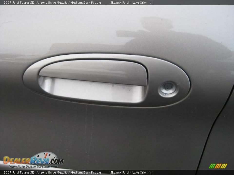 2007 Ford Taurus SE Arizona Beige Metallic / Medium/Dark Pebble Photo #17