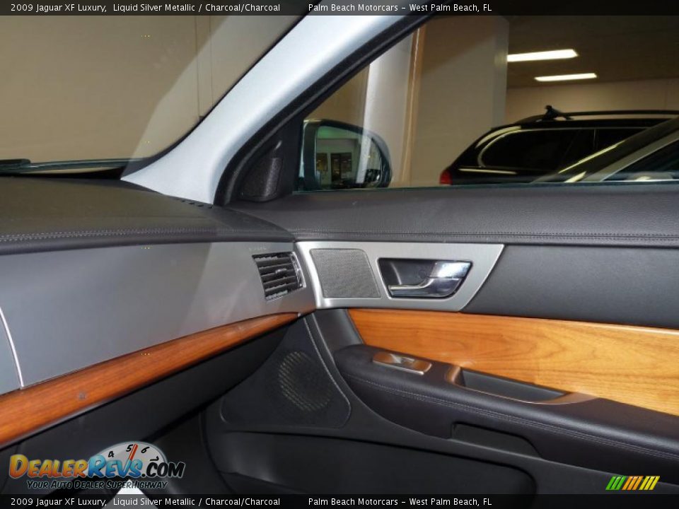 2009 Jaguar XF Luxury Liquid Silver Metallic / Charcoal/Charcoal Photo #28