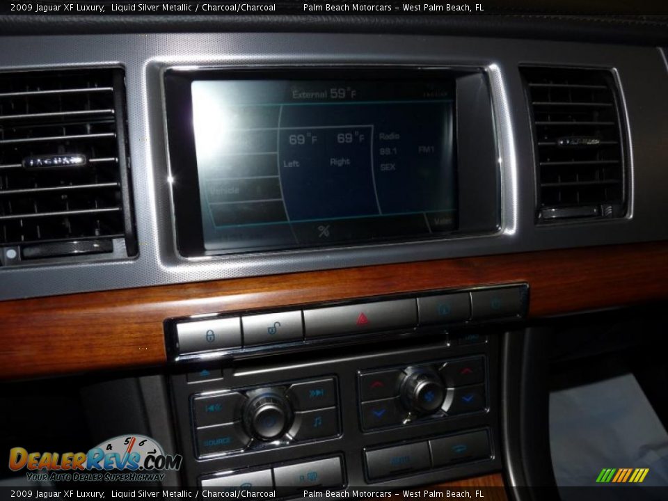 2009 Jaguar XF Luxury Liquid Silver Metallic / Charcoal/Charcoal Photo #31