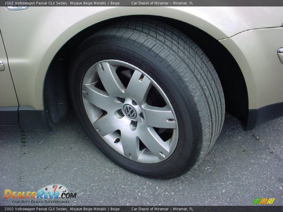 2002 Volkswagen Passat GLX Sedan Mojave Beige Metallic / Beige Photo #15
