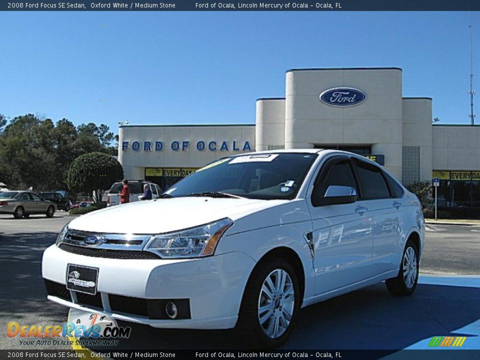2008 Ford Focus SE Sedan Oxford White / Medium Stone Photo #1