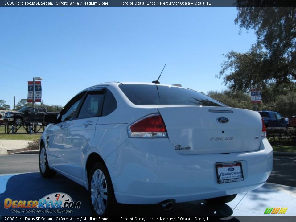 2008 Ford Focus SE Sedan Oxford White / Medium Stone Photo #3