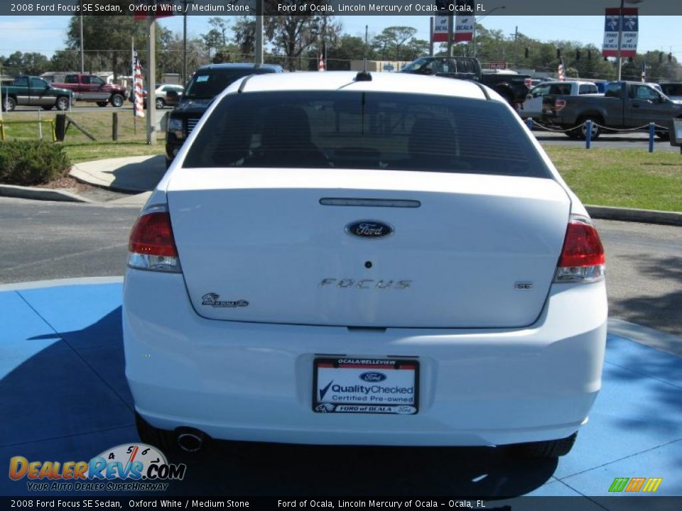 2008 Ford Focus SE Sedan Oxford White / Medium Stone Photo #4