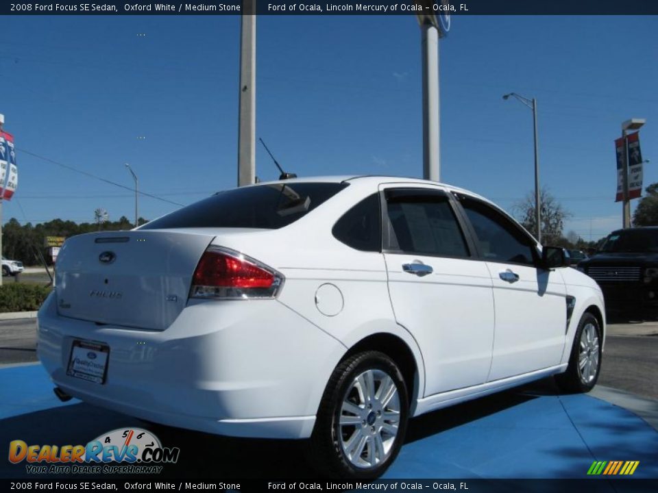 2008 Ford Focus SE Sedan Oxford White / Medium Stone Photo #5