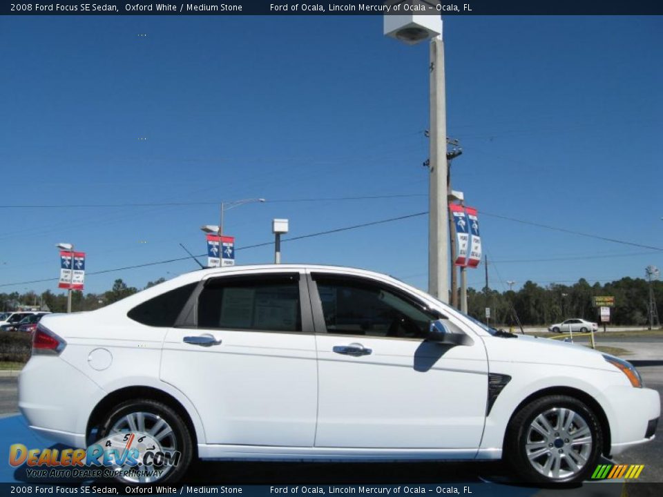 2008 Ford Focus SE Sedan Oxford White / Medium Stone Photo #6