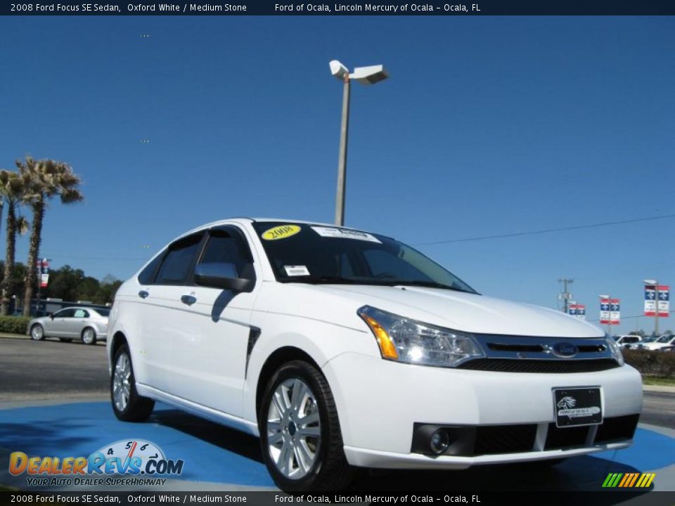 2008 Ford Focus SE Sedan Oxford White / Medium Stone Photo #7