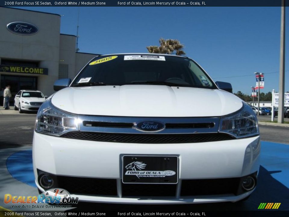 2008 Ford Focus SE Sedan Oxford White / Medium Stone Photo #8