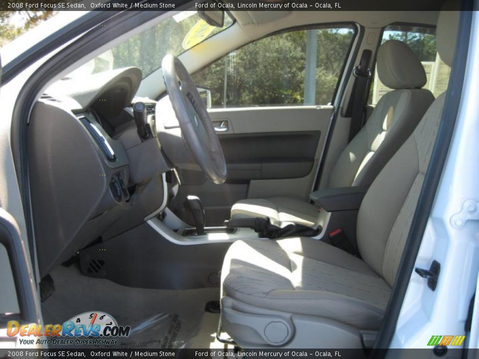 2008 Ford Focus SE Sedan Oxford White / Medium Stone Photo #9