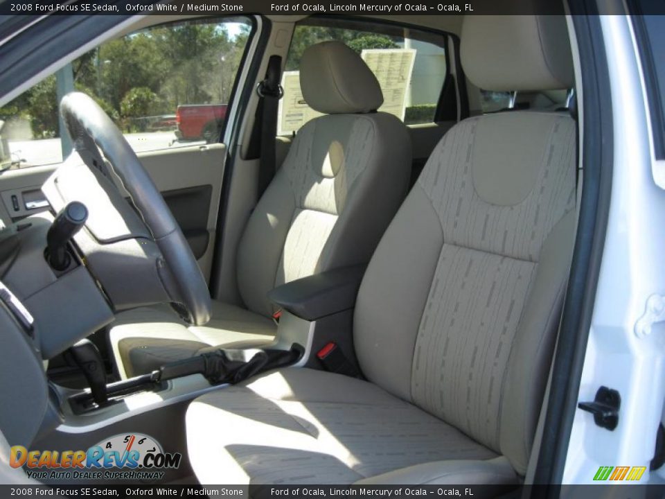 2008 Ford Focus SE Sedan Oxford White / Medium Stone Photo #10