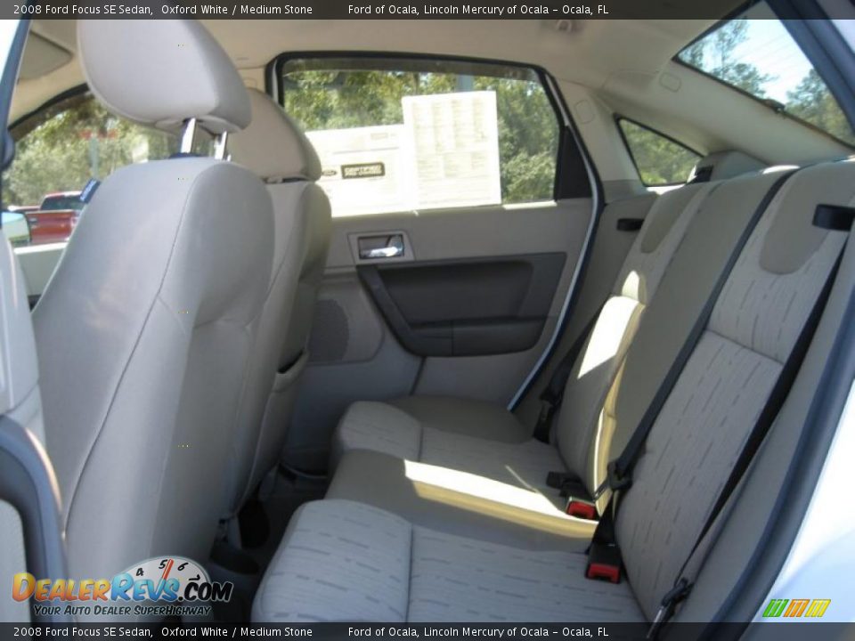 2008 Ford Focus SE Sedan Oxford White / Medium Stone Photo #11