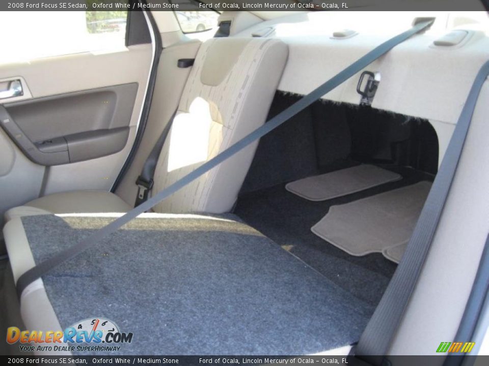 2008 Ford Focus SE Sedan Oxford White / Medium Stone Photo #12