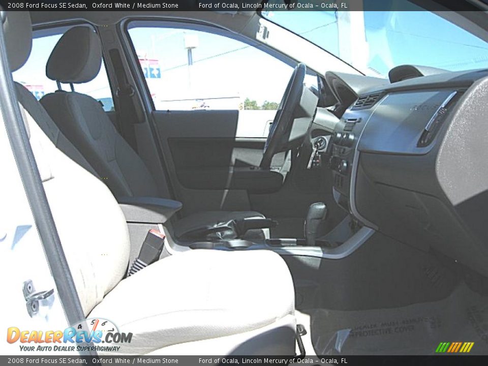 2008 Ford Focus SE Sedan Oxford White / Medium Stone Photo #13
