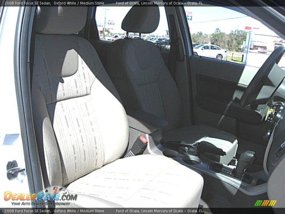 2008 Ford Focus SE Sedan Oxford White / Medium Stone Photo #14