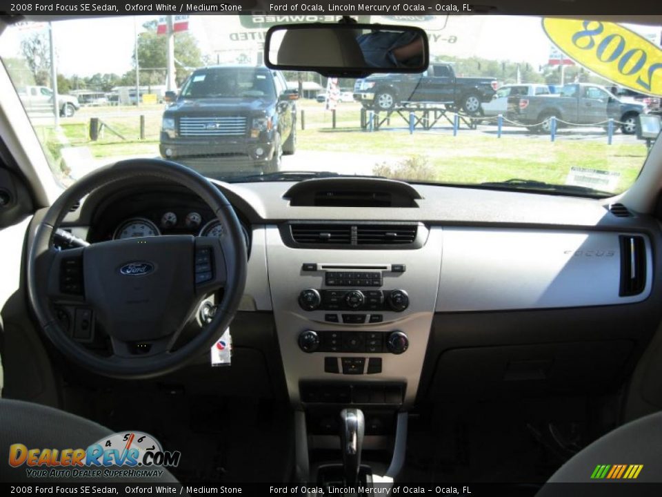 2008 Ford Focus SE Sedan Oxford White / Medium Stone Photo #15