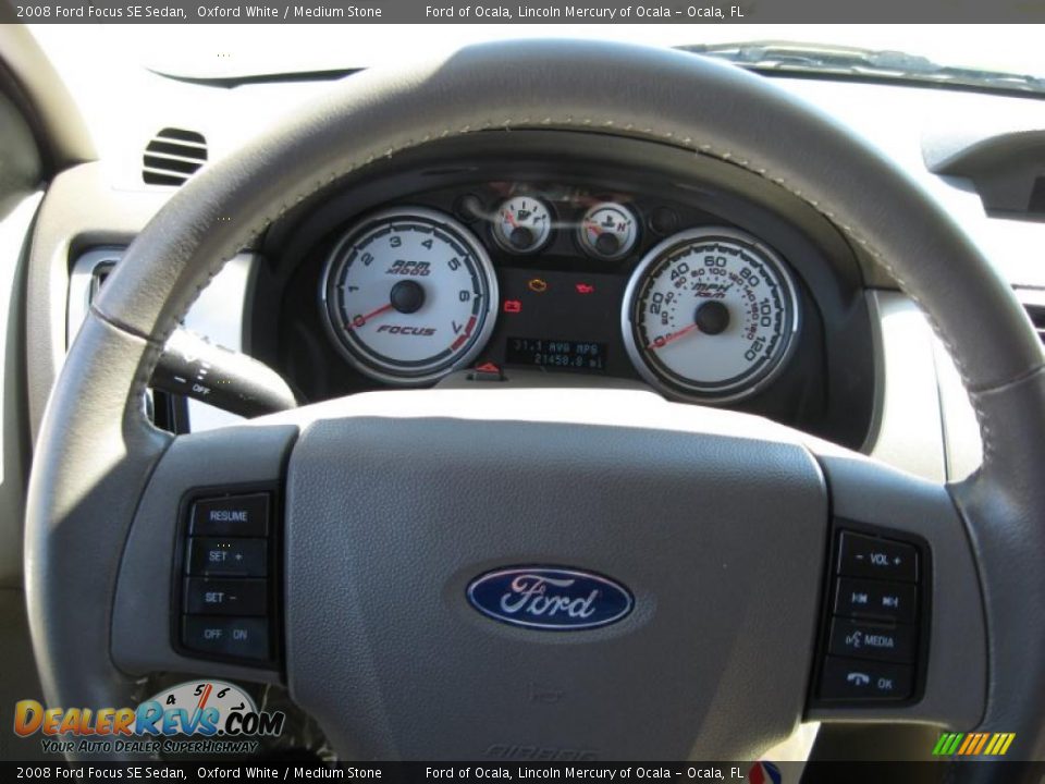 2008 Ford Focus SE Sedan Oxford White / Medium Stone Photo #16
