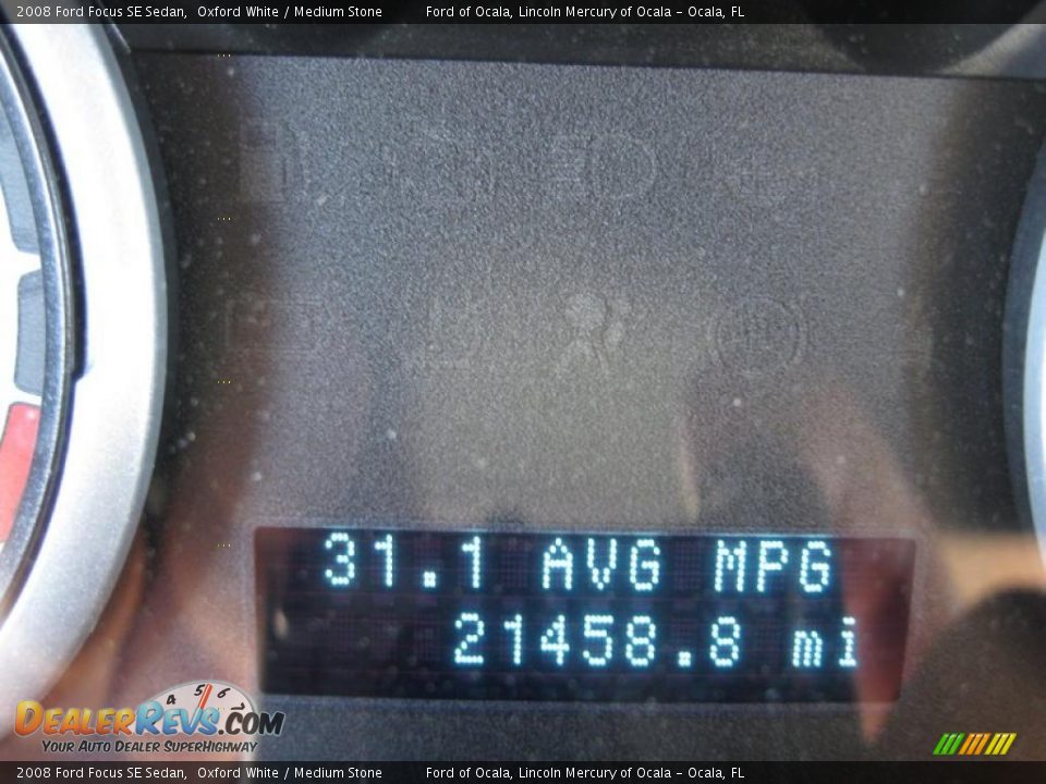 2008 Ford Focus SE Sedan Oxford White / Medium Stone Photo #17