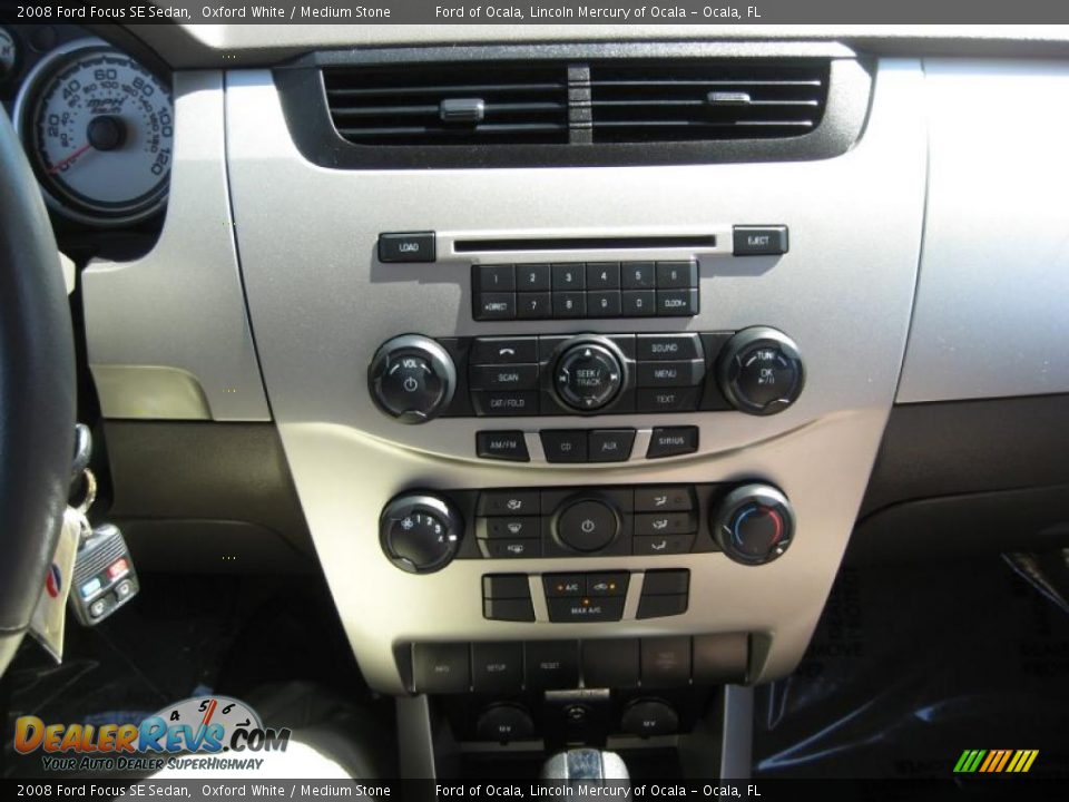 2008 Ford Focus SE Sedan Oxford White / Medium Stone Photo #18