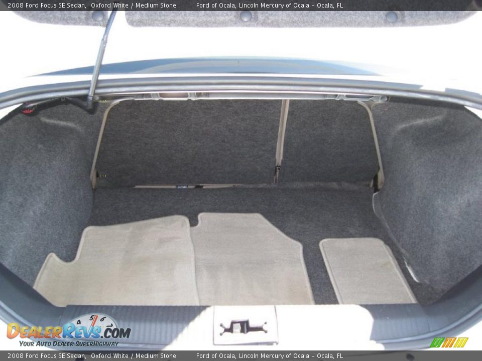 2008 Ford Focus SE Sedan Oxford White / Medium Stone Photo #19