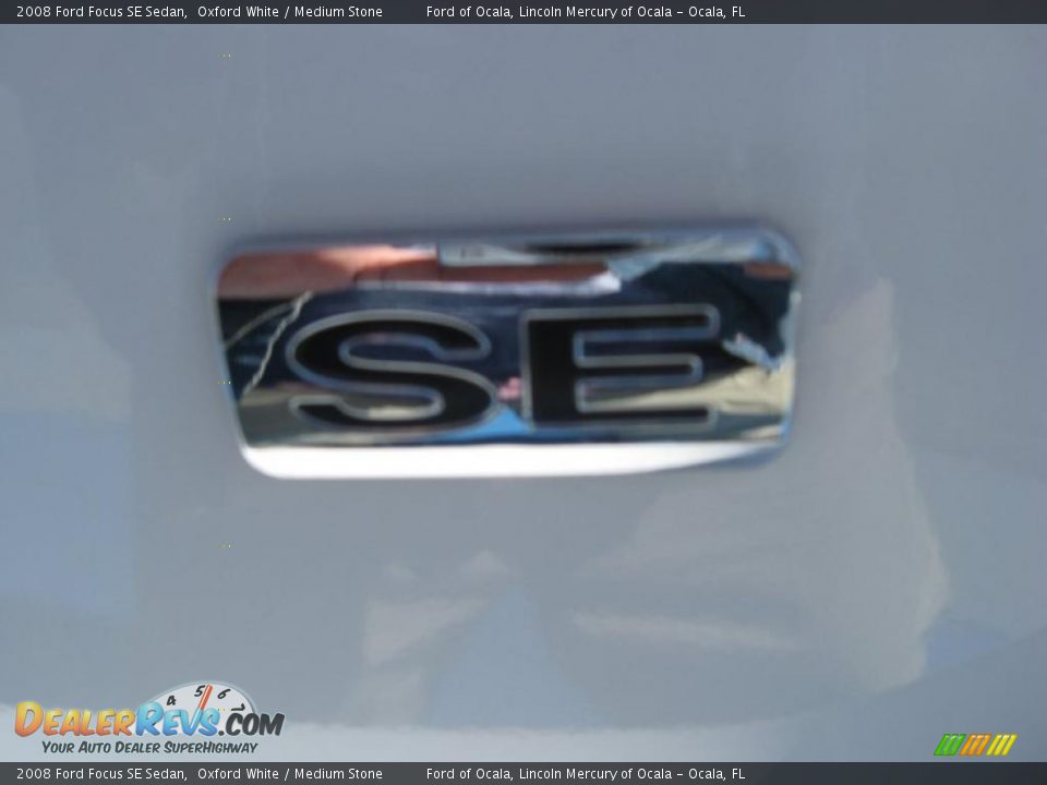 2008 Ford Focus SE Sedan Oxford White / Medium Stone Photo #22