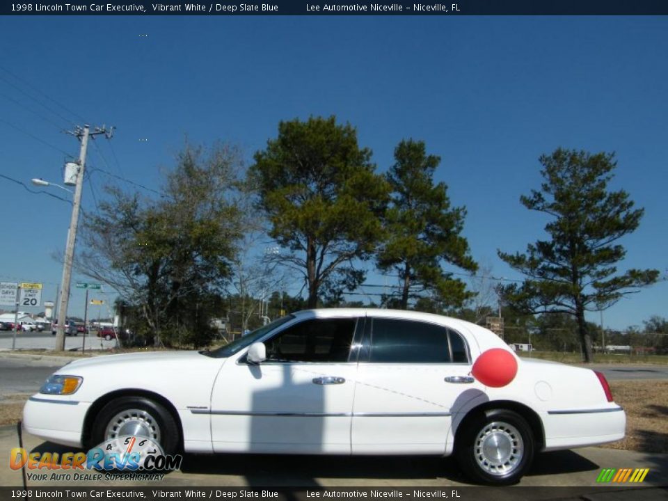 1998 Lincoln Town Car Executive Vibrant White / Deep Slate Blue Photo #2