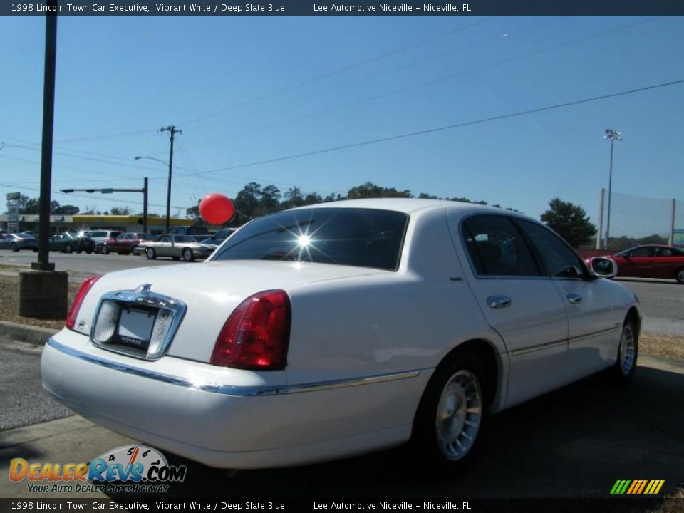 1998 Lincoln Town Car Executive Vibrant White / Deep Slate Blue Photo #5