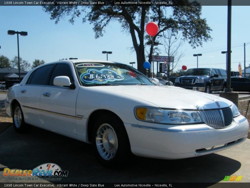 1998 Lincoln Town Car Executive Vibrant White / Deep Slate Blue Photo #7