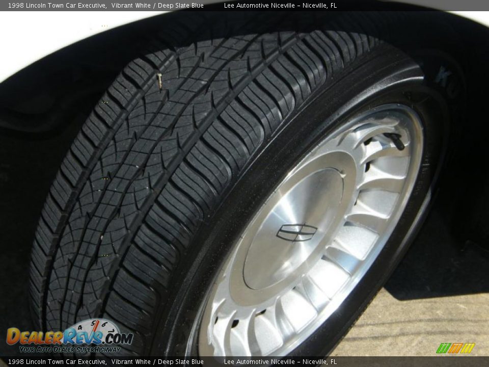 1998 Lincoln Town Car Executive Vibrant White / Deep Slate Blue Photo #12